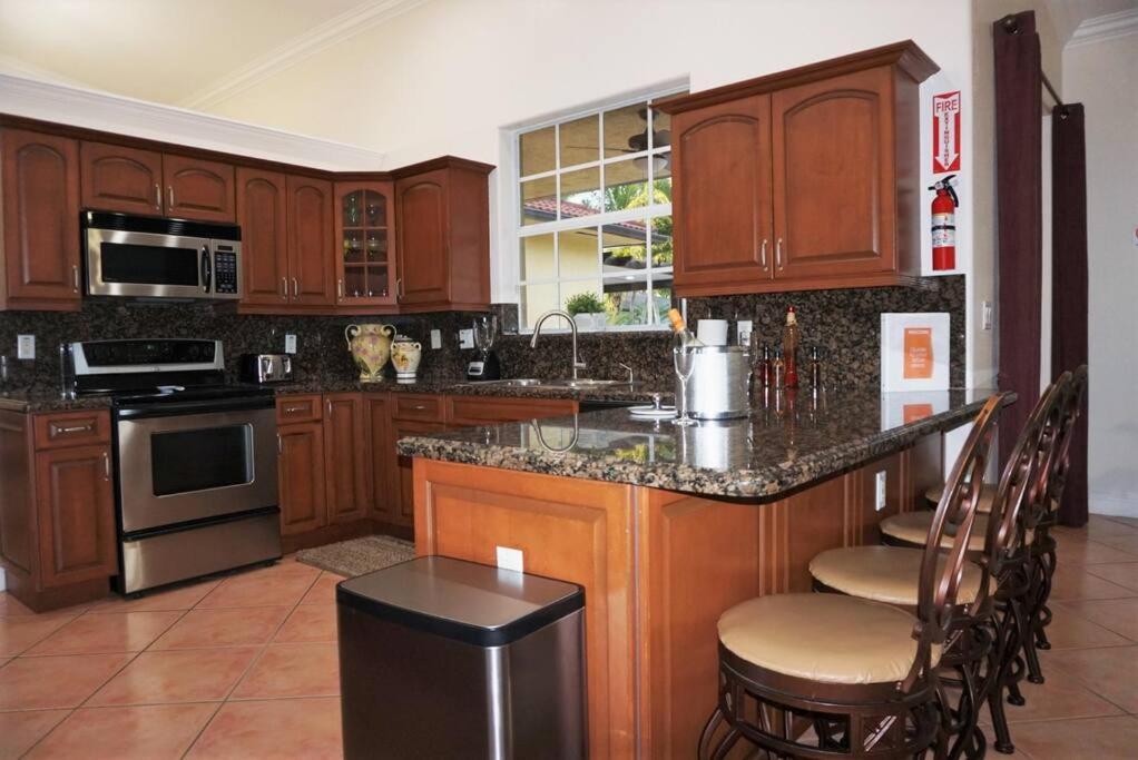 New Luxury Vacation Dream Rental- Sleeps 15! Miami Luaran gambar